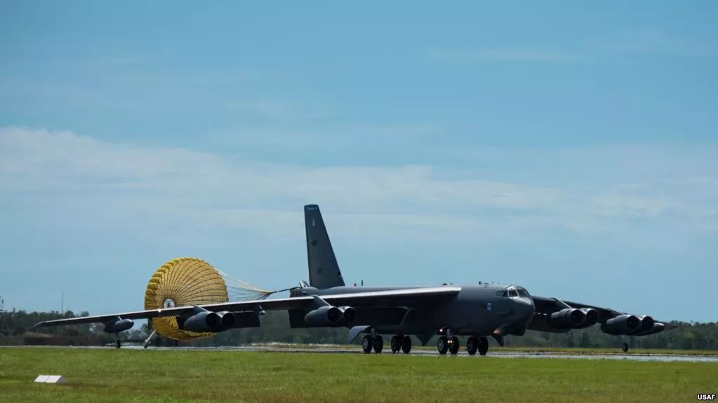 美国空军一架B-52远程战略轰炸机