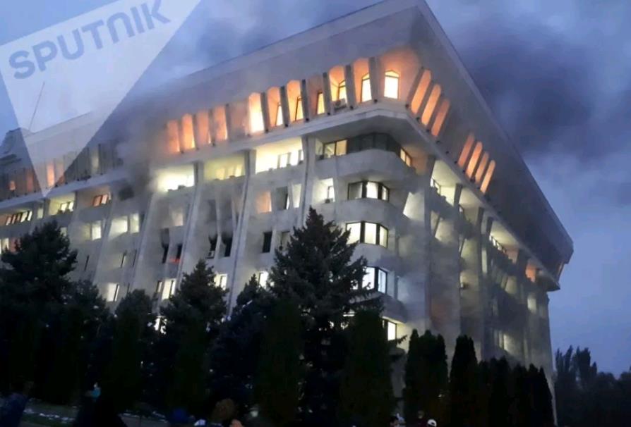 吉尔吉斯斯坦政局突变 政府大楼白宫被占领3.jpg