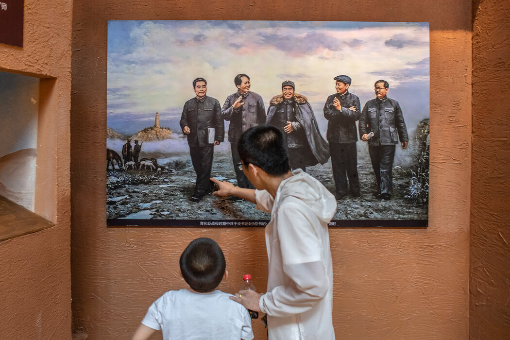 一位父亲在延安主题公园向儿子介绍中国革命的领导人