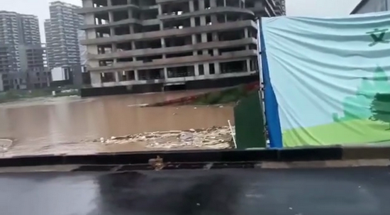 通过群里发的视频，崔俊超得知自己的新房被淹