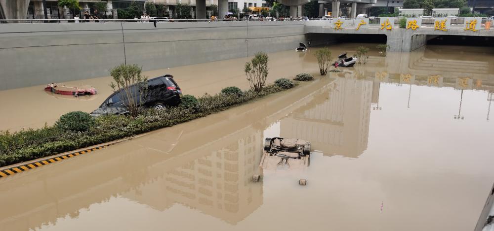 车辆被水淹没