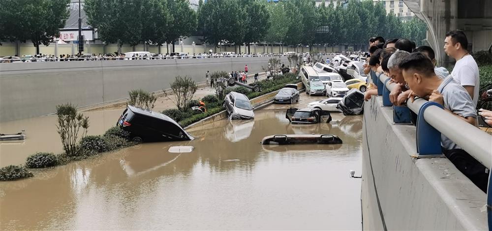 京广北路隧道外，不少车辆淹没在水中