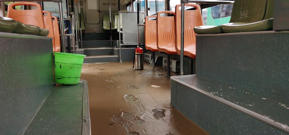 被水淹过的公交车。车厢里都是淤泥