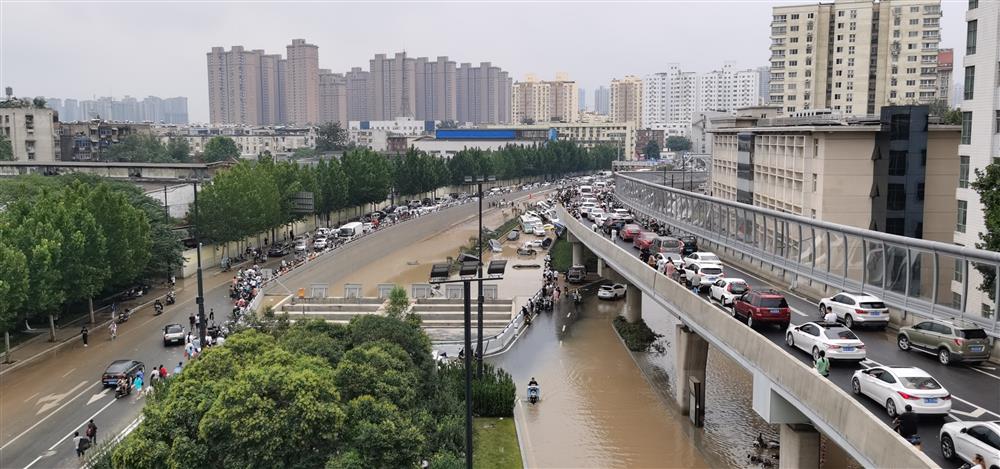 京广北路隧道积水严重
