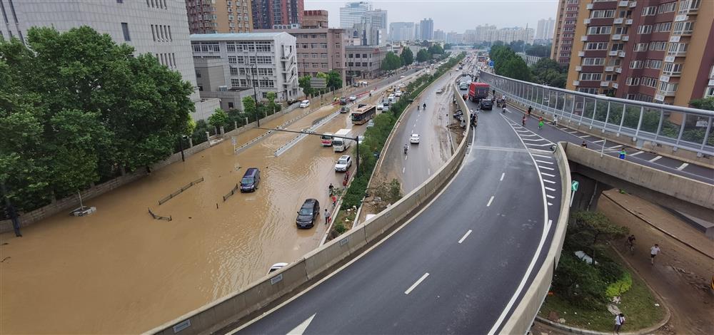 7月22日，郑州部分路段积水仍旧严重