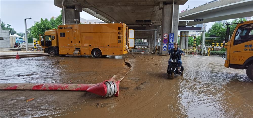7月22日，郑州不少隧道积水严重