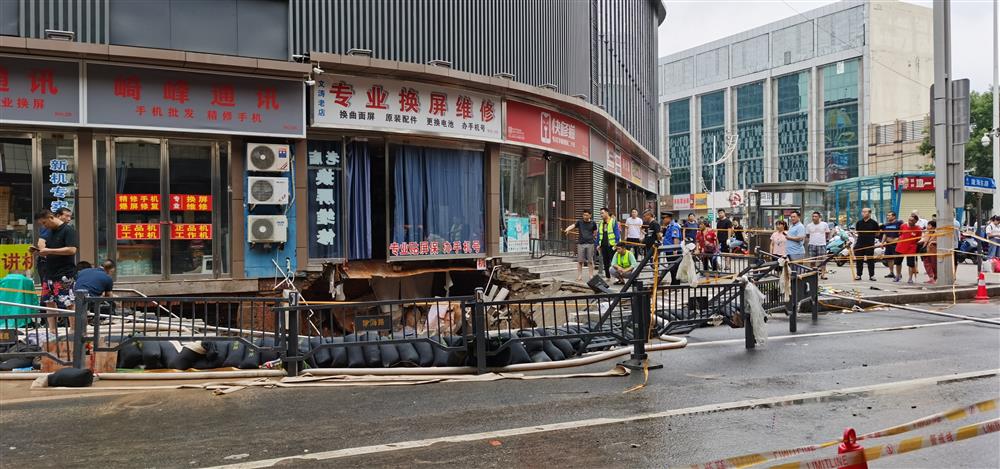 河南郑州街头，一处人行道出现地陷