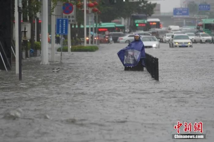 河南郑州，车辆经过积水路段