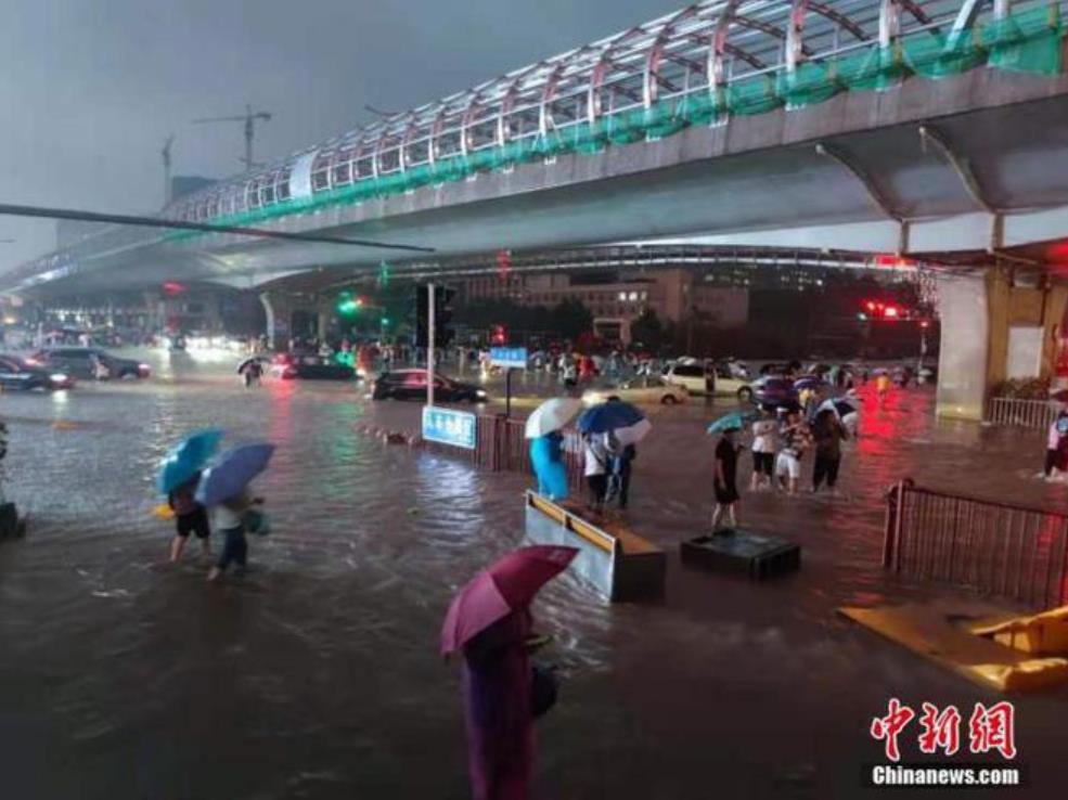 郑州持续强降雨导致部分街道积水严重