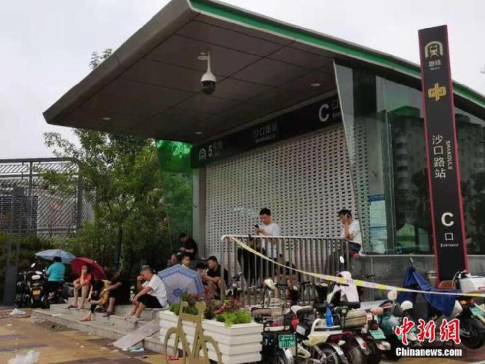 7 月 20 日晚发生险情的郑州地铁五号线沙口路站出站口
