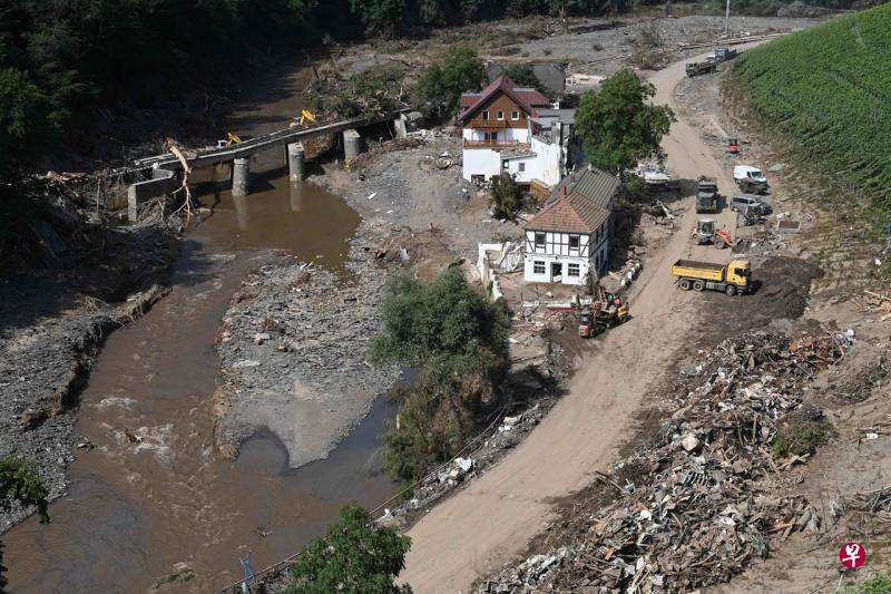 德国近日的洪灾造成房屋和铁路桥被摧毁