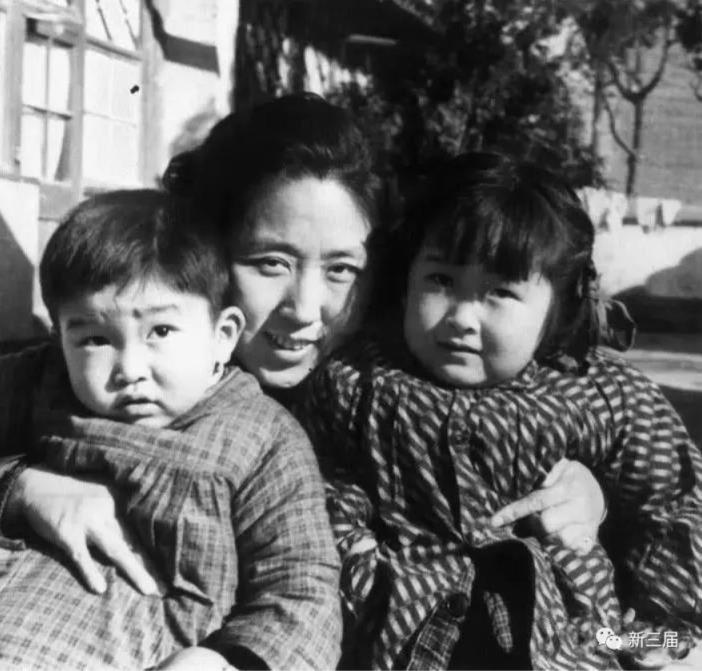 1950年代中期，卞仲耘和她的一对儿女