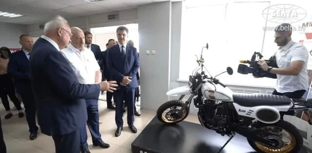 白俄罗斯总统卢卡申科在调研一家国产摩托车厂