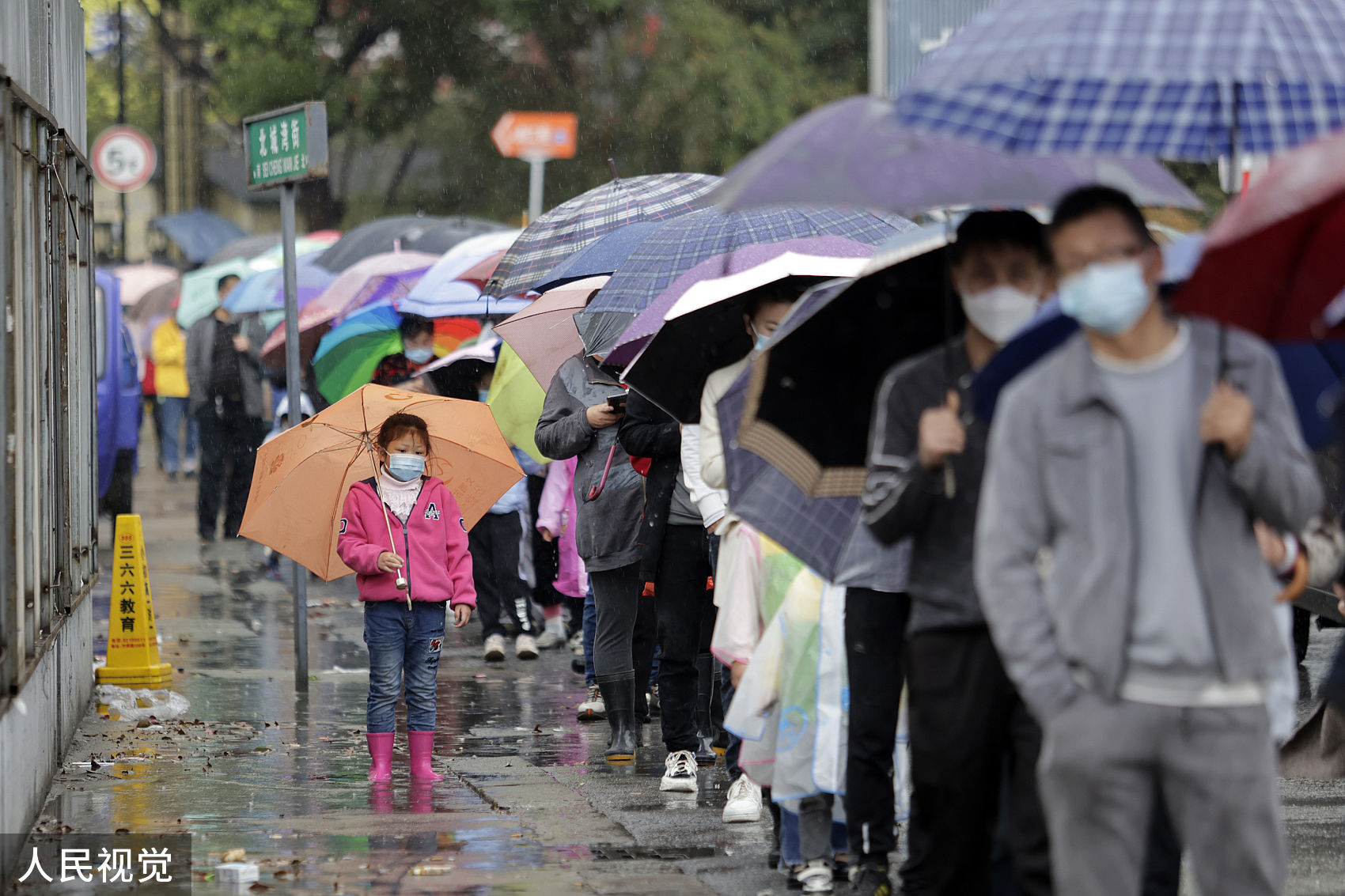 排队做核酸检测的中国民众