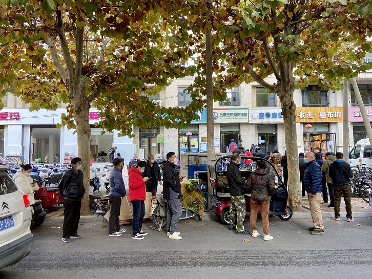 11月15日，河北石家庄，市民在市内免费核酸检测点排队