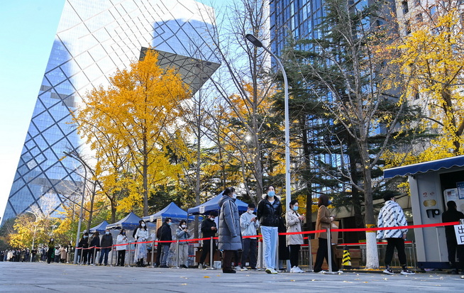 北京朝阳，当地疫情仍在发展，人们有序排队进行核酸采样
