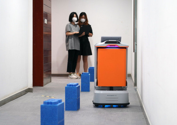 一家机器人公司的工作人员在调试可应用于方舱医院、隔离点和社区的服务机器人 ...