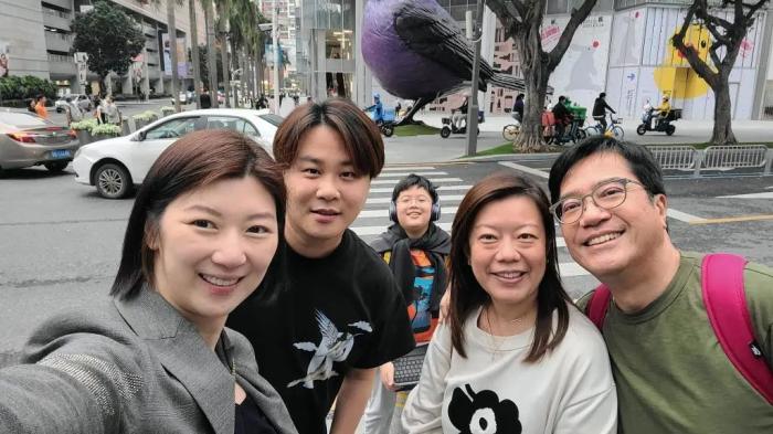 香港特区政府财政司副司长黄伟纶(右一)在深圳与香港特区立法会议员容海恩(左一)偶遇 ...