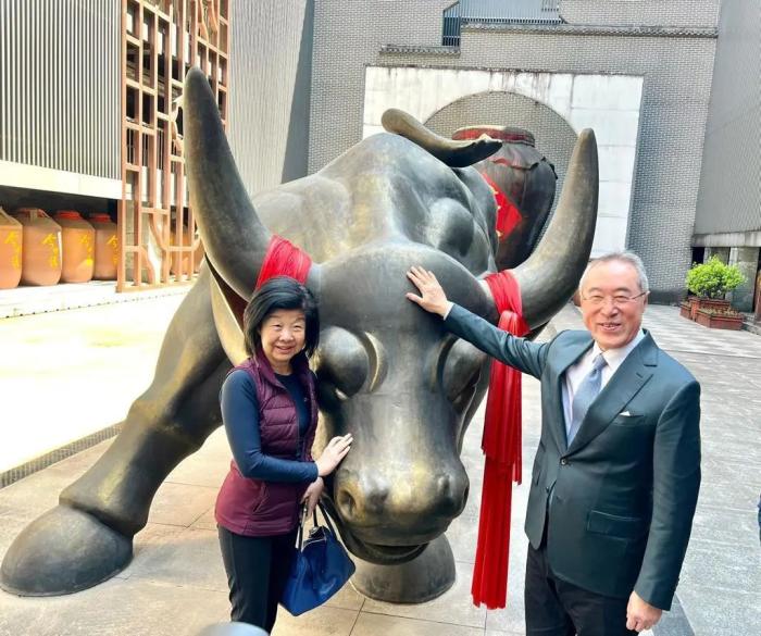 唐英年(右)与太太郭妤浅(左)