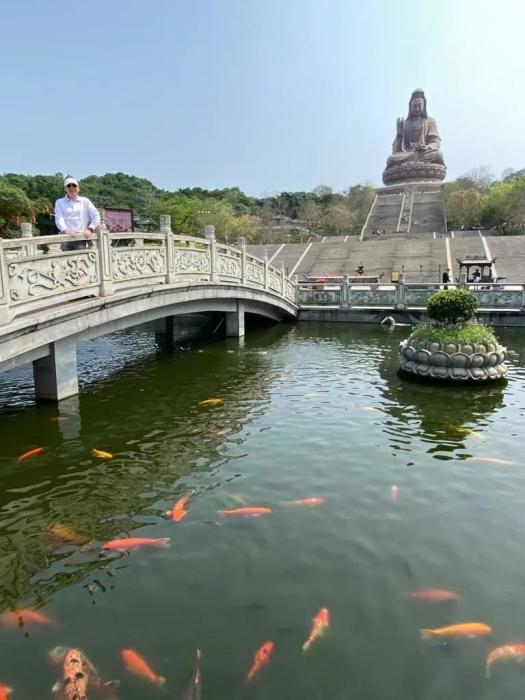 陈健波在佛山西樵山观音像前