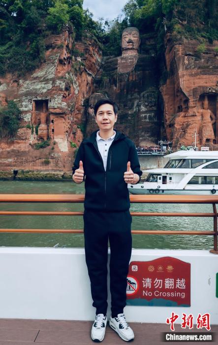 吴杰庄在乐山大佛