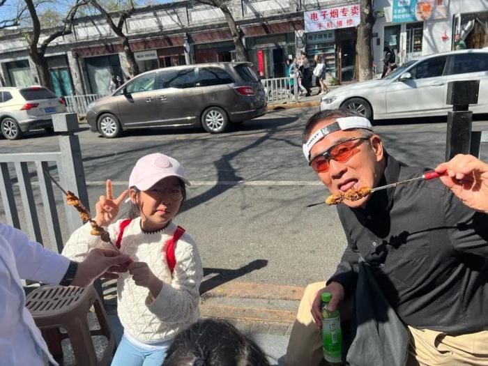 田北辰(右)在北京街头吃烤串