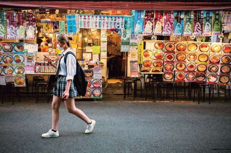 数量众多的饺子店、夸张的大幅饺子海报，以及造型怪异的饺子雕塑，都让人觉察到这个城市与“饺子”之间存在 ...