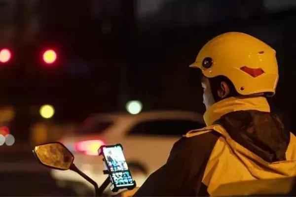 广东某市外卖员风波闹得沸沸扬扬