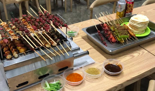 淄博烧烤带动的不只是烧烤经济，也带动了淄博的酒店、出行、琉璃等各项产业的发展，为广大淄博人民创造了收 ...