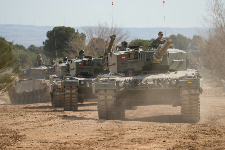 西班牙萨拉戈萨，乌军人员在训练操作西班牙提供的豹2A4