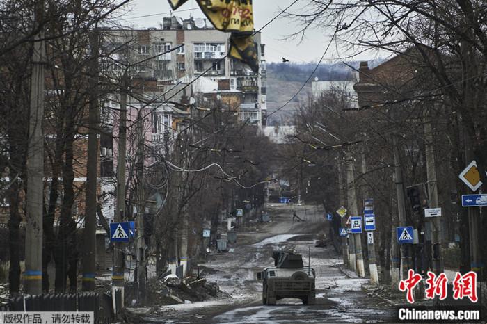 2022年12月，乌军士兵乘坐在一辆悍马车上
