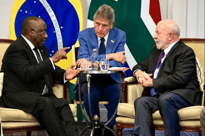南非总统拉马福萨（左），巴西总统卢拉（右）