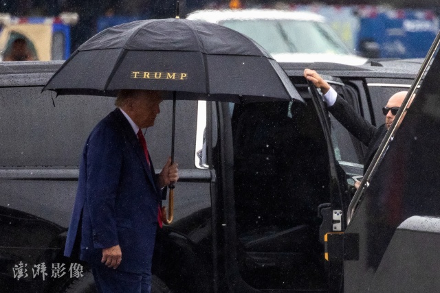 当地时间8月3日，美国前总统特朗普抵达华盛顿特区地方法院