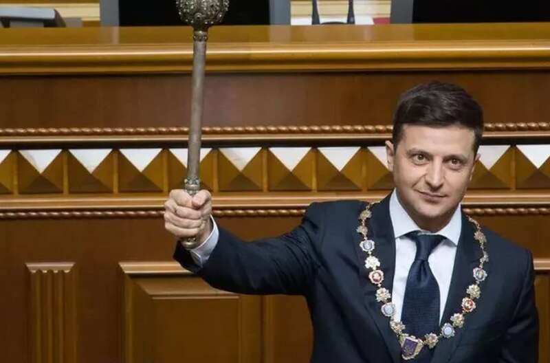 泽连斯基不是个传统的政治人物，他是个演员，没有任何从政经验