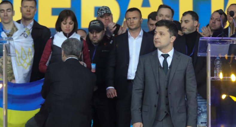 泽连斯基演讲到一半突然下跪，要哀悼顿巴斯冲突的丧生者，对手波罗申科一看他跪了，也立马下跪，波罗申科不 ...