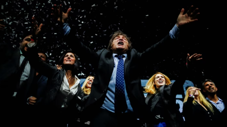 米莱极度仇视左翼的社会主义思想和政策，对于美国和美元有着很强的向往