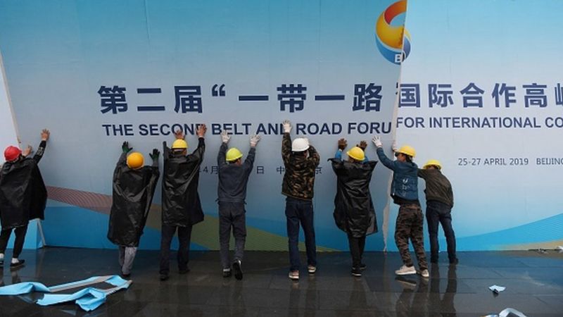 工人们在北京的论坛会场外拆除“一带一路”论坛展板.jpg