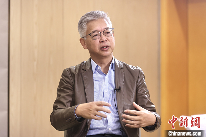 黄益平在北京接受中新社专访