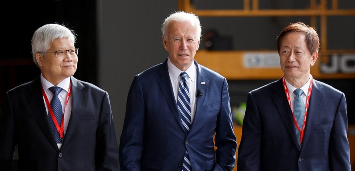 美国总统拜登和台积电董事长刘德音（右）