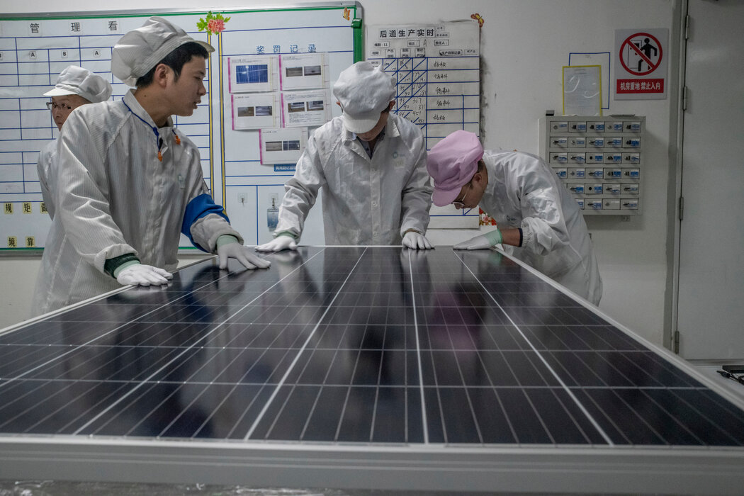 苏州的一条太阳能电池板生产线上，工人正在进行质检