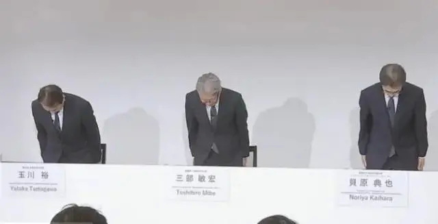 本田技研工业社长三部敏宏（中）等本田高管3日召开记者会道歉