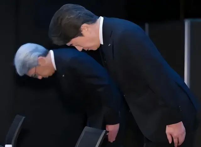 马自达社长毛笼胜弘（右）等马自达高管3日召开记者会道歉