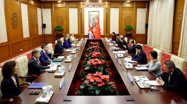 王毅在京同英国外交发展大臣拉米举行会谈