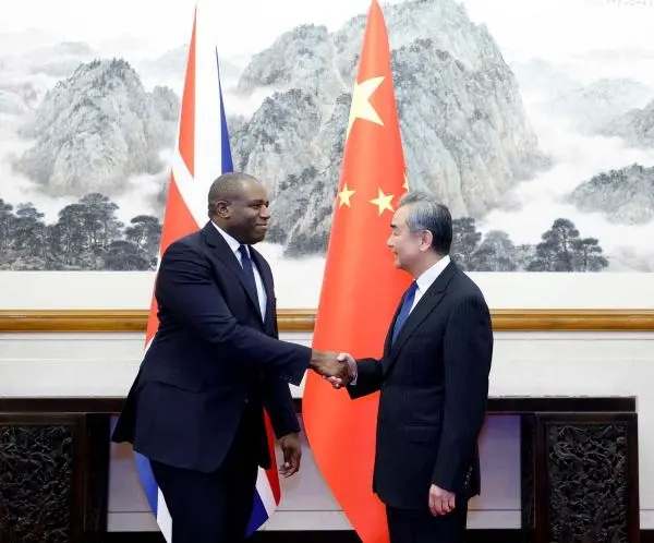 王毅在京同英国外交发展大臣拉米举行会谈