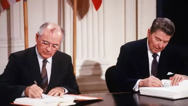 1987年，戈尔巴乔夫和时任美国总统里根一起签署核军控协议