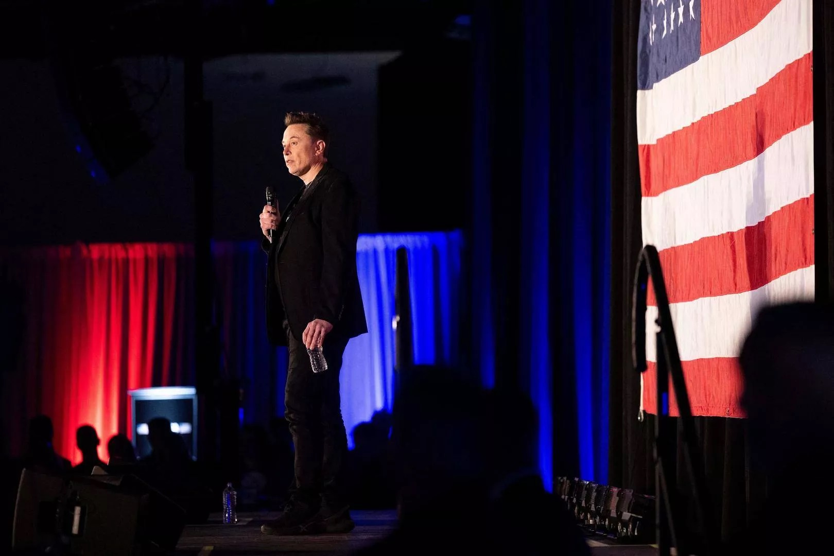 马斯克在竞选活动上为特朗普拉票