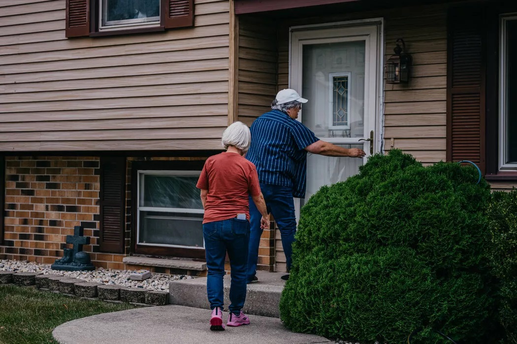 威斯康星州基诺沙市，为前总统特朗普和其他当地候选人上门宣传的志愿者