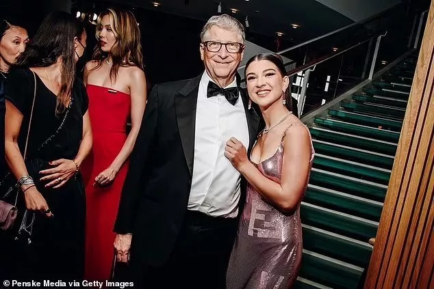 和母亲一样公开支持哈里斯的，还有盖茨的小女儿菲比·盖茨