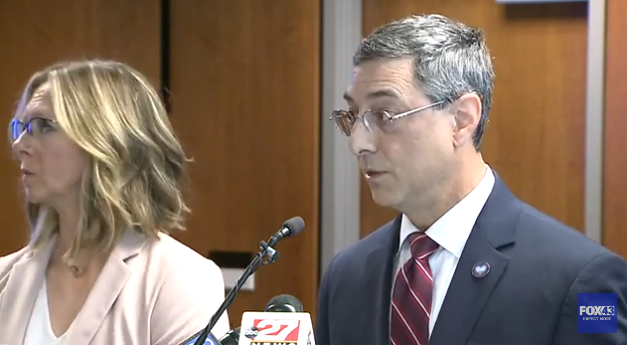 县选举官员在审核中发现：大量申请表存在重复笔迹、虚假地址和身份信息不符等异常情况 ...