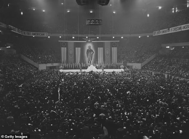 希拉里在电视前坚定地说，“周日，你会看到川普在麦迪逊广场花园重演1939年的集会。这绝非巧合。” ...